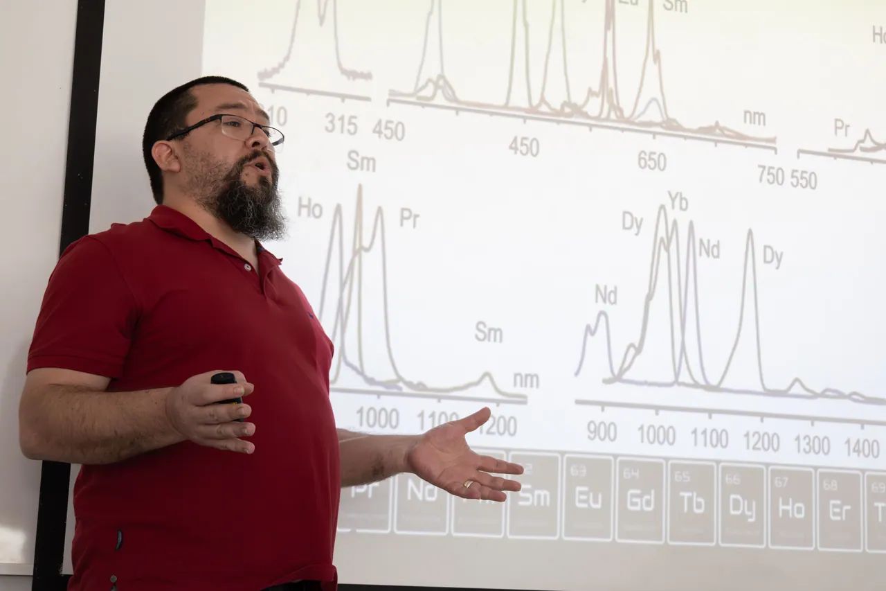 Académico explica espectros de emisión frente a una proyección