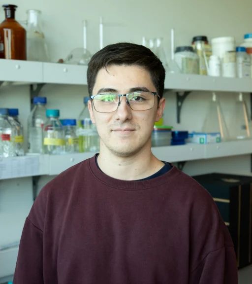 Estudiante de doctorado en un laboratorio