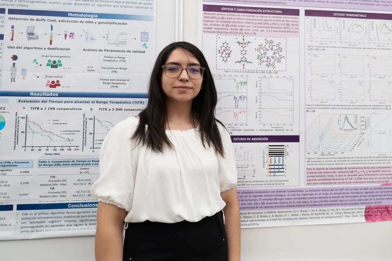 Estudiante junto a su póster de investigación