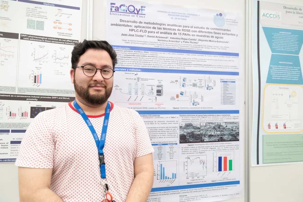 Estudiante presenta su póster en jornada de investigación